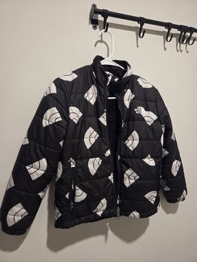 The North Face Kids MEDIUM Reversible Black & White Graphic Puffer Jacket